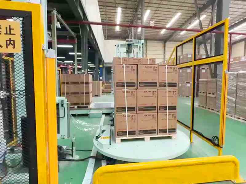 倉庫出庫不穩固？紙箱產品纏膜機改